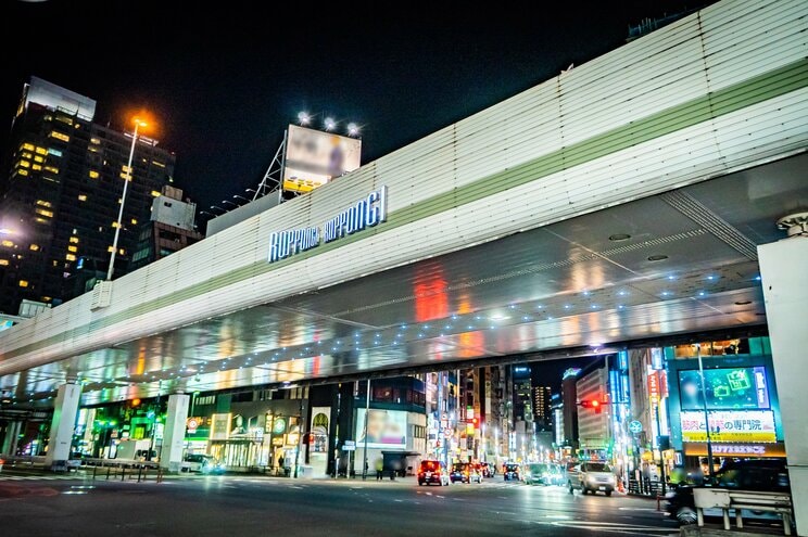 夜の六本木交差点（PhotoACより）