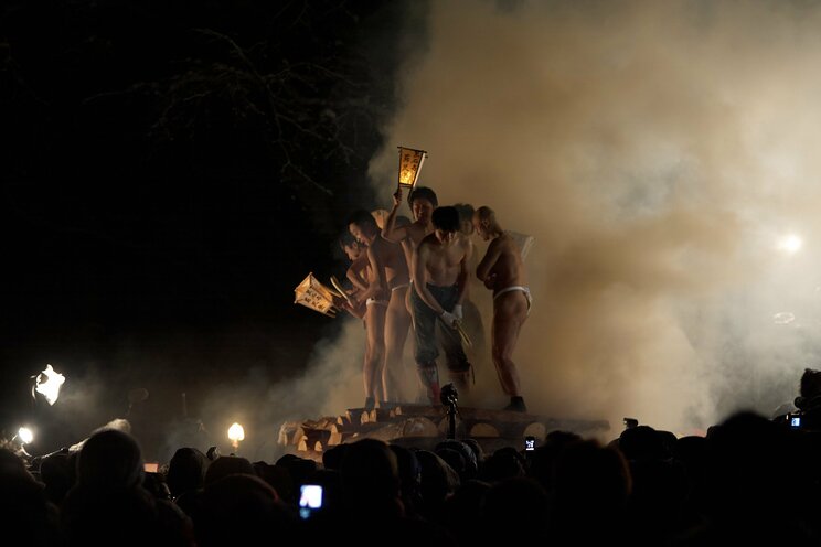 火のついたまきに上がる柴燈木登(ひたきのぼり)も今年はなし。写真は2008年の様子