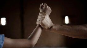 「あなたがなんとかしてくれるんですか」ひきこもり、不登校、家庭内暴力に翻弄される家族の叫び。そのかたわらで支援センターから脱出し自死を選んだ少年もいる現実