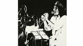 日本初の7万人超コンサート、吉田拓郎が限界まで歌い続けた12時間の結末「吉田拓郎は疲労困憊で一歩も動けません」