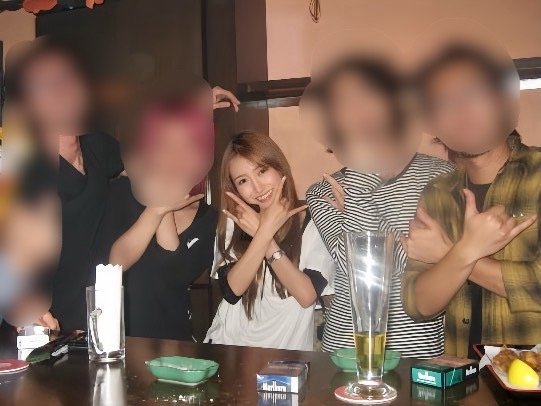 カフェバー経営時代に店内にて（写真／本人提供）