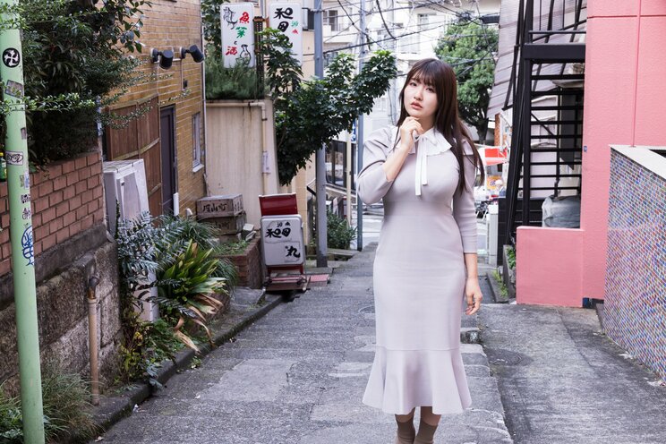 【写真多数】コロナ禍でバイトがなくなり…「そういやおっぱいデカかった！」でグラドルに。“令和の完売女王”原つむぎが明かすデビューの裏側「DVDを見た母に泣かれて…」_12