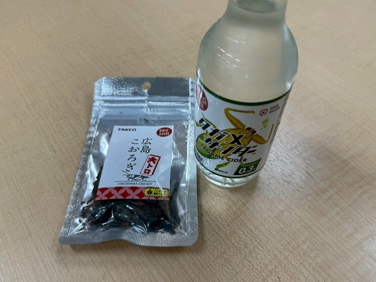 よく売れるというタガメサイダーと、ご当地シリーズの広島コオロギを買ってみた（撮影／集英社オンライン）