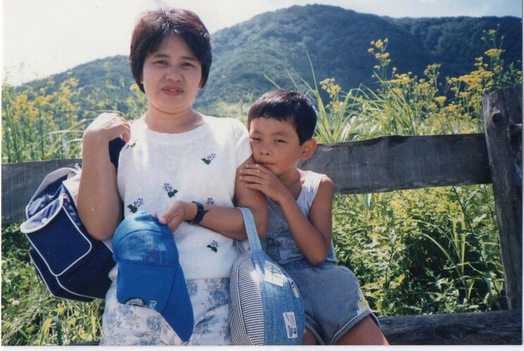 小学生時代の岡田さんとお母さん（写真／本人提供）