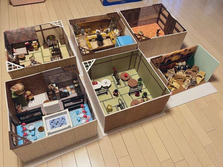 箱庭療法のシルバニアを眺めたり懐かしんだり、洋服を着せ替えて楽しむ（写真／モモさん提供）