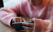 「性的画像を送ってはダメ」だけでは防げない――デジタル性被害から子どもを守るための家庭・学校・社会の“具体的対策”