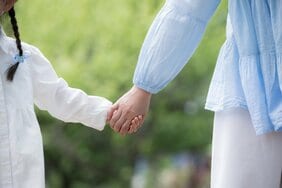 〈9月1日・子どもの自殺が最多〉子どもと大人の心は「一緒に動く」…大人の欲求不満が子どもに影響する統計データ