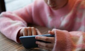 「性的画像を送ってはダメ」だけでは防げない――デジタル性被害から子どもを守るための家庭・学校・社会の“具体的対策”