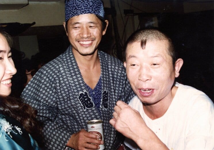 たこ八郎と酒を酌み交わす若かりしころの外波山さん。外波山さんは7歳年上のたこを「年が近い兄、いや弟のような存在（笑）」と話す