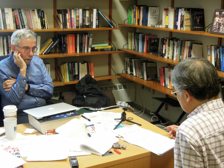 2008年、ノーベル経済学賞を受賞したポール・クルーグマン（写真左）とは何度も取材する仲だ（写真／著者提供）