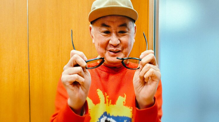 取材前に愛用のメガネがなぜか壊れるハプニングも……