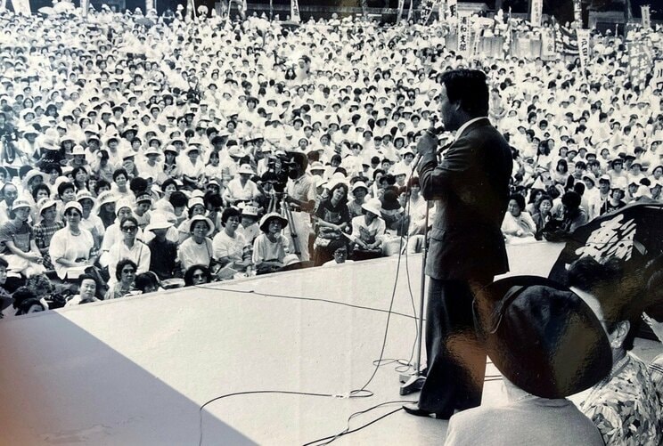 集会で演説をする石井紘基氏