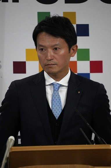 〈兵庫県政大混乱〉斎藤陣営スタッフ告白「脇が甘いＰＲ会社が脇が甘い陣営に入ってきた」「折田社長は斎藤さんと仲がいいマスコミの人だと思ってた」_14
