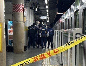 事件直後の駅ホーム（乗客提供）