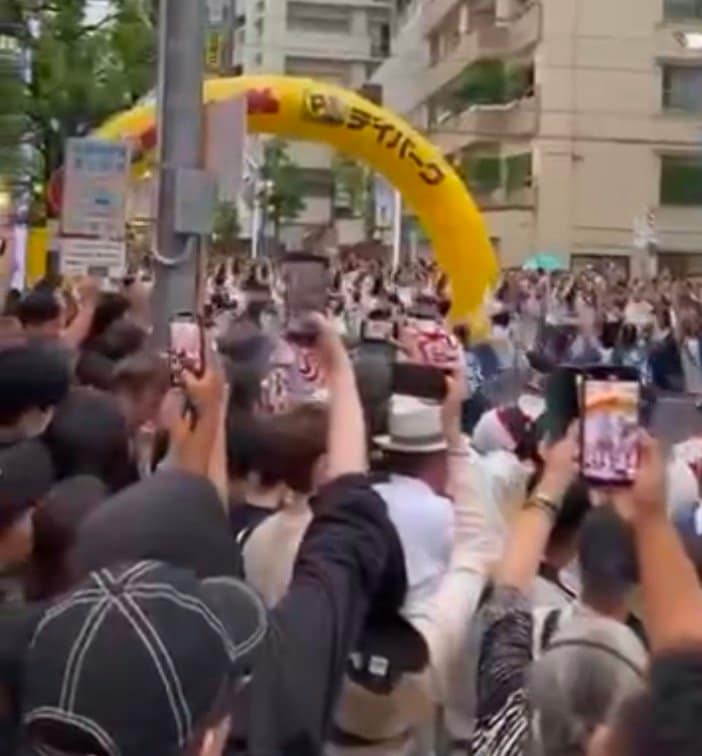 阿波おどりを撮影しようと多くの人がスマホを向ける（撮影／集英社オンライン）
