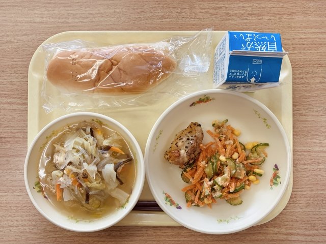 学校給食(画像/Shutterstock)