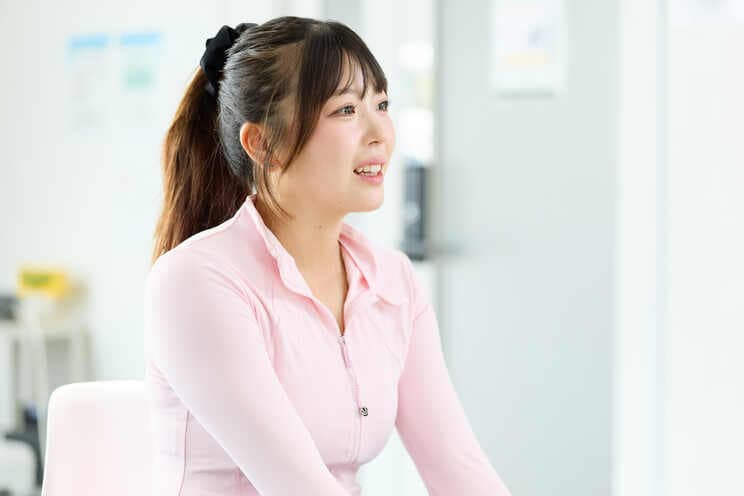インタビューに応じる衣笠乃愛選手