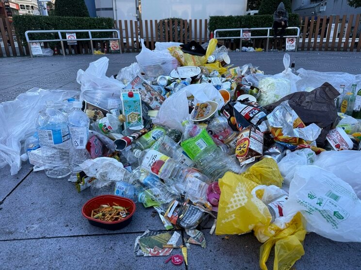 学園祭後、高田馬場駅前ロータリーはゴミの山（写真提供／早稲田大学ロータリーの会）