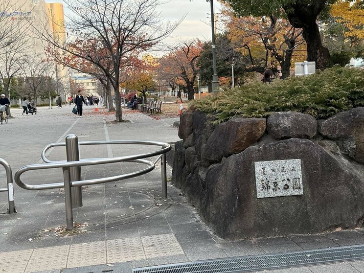 子連れでにぎわう錦糸公園(撮影/集英社オンライン)