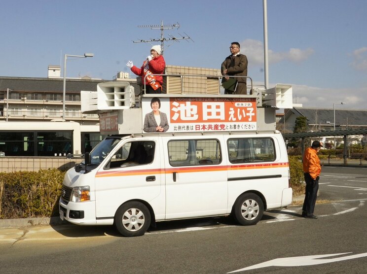 奈良2区で唯一候補者を乗せて動く選挙カー。その上で演説する池田英子氏（撮影／集英社オンライン）