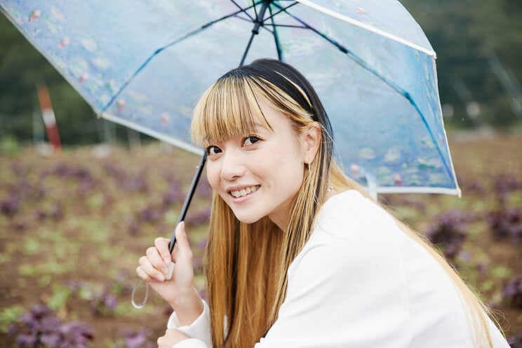 オーストラリアから帰国した樺澤まどかさん　実家の畑にて
