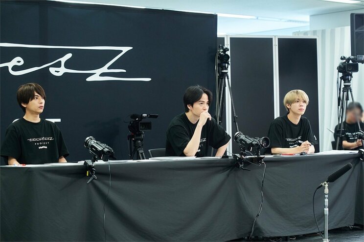 新メンバーオーディションの審査に臨む『timelesz』の３人(『Netflix Japan』公式Xより、以下同)