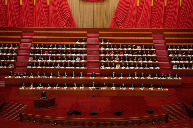 2024年3月、北京の人民大会堂で開かれた全国人民代表大会に出席する習近平氏ら。中国人民解放軍では、その後も高級幹部の失脚が相次いでいる（写真／Shutterstock）
