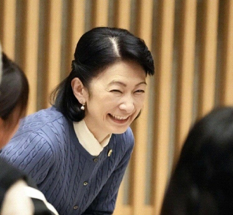 文化施設の子育てサロンで、子どもらと遊びを楽しまれる秋篠宮妃紀子さま（共同通信社）