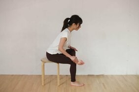 眠れない、落ち込む……ひとり暮らしの「テレワークうつ」をヨガで防ぐ