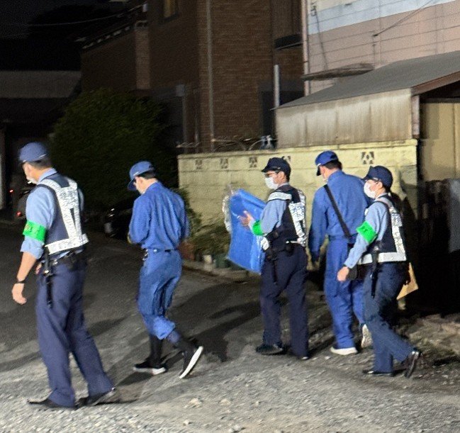 家宅捜索をした家から出てくる捜査員（撮影／集英社オンライン）