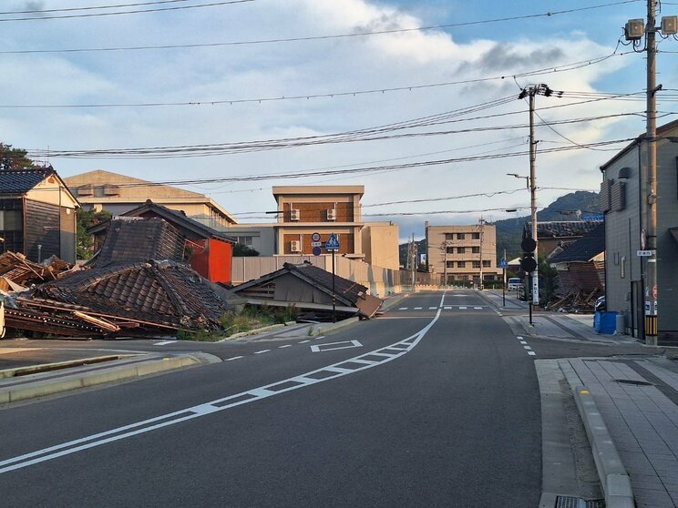 〈能登地震から7ヶ月〉「痛い」「助けて」「水飲みたい」隣接するビルが倒壊して妻子を失った父親の脳裏に今も浮かぶ光景…「なんで倒れたんだよ、倒れないように打たれたはずの杭が折れるって…」_20