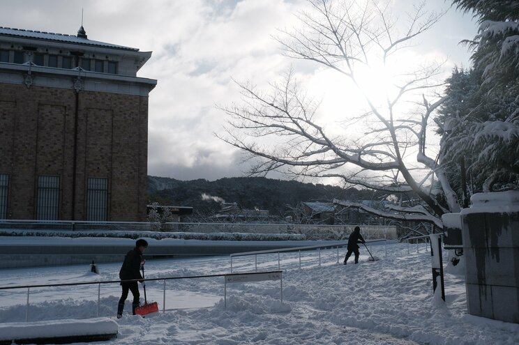 〈大寒波襲来・写真多数〉電車はストップ・渋滞40キロ・タクシー大行列・立ち往生、それでも開いていた牛丼屋に安堵…豪雪の京都ルポ「完全に大雪をなめていました」_35