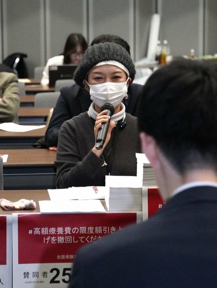 2月19日、厚生労働省の担当者（写真手前）に高額療養費負担限度額引き上げの撤回を求める水戸部ゆうこさん（撮影／集英社オンライン）