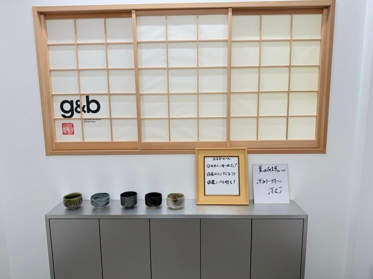 注文したお茶を受け取り、店員とおしゃべりをする茶室　（写真／集英社オンライン）