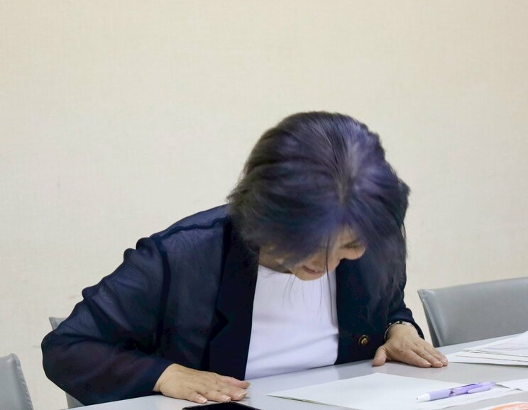 頭を下げる田久保市長（撮影/集英社オンライン）