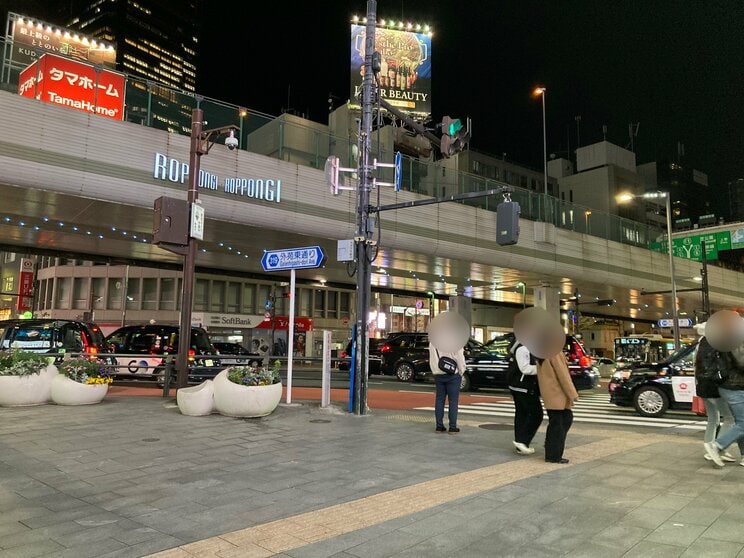 平日の夜の六本木交差点（撮影／集英社オンライン）