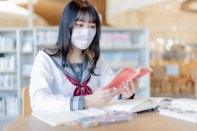 〈渋谷の若者100人に聞いた！〉3月13日以降も「マスクを着け続ける」は28％。様子見派が多数も「女子高生時代の思い出がマスクだらけなんて悲しい！ ソッコーで外す～」との声も…_7
