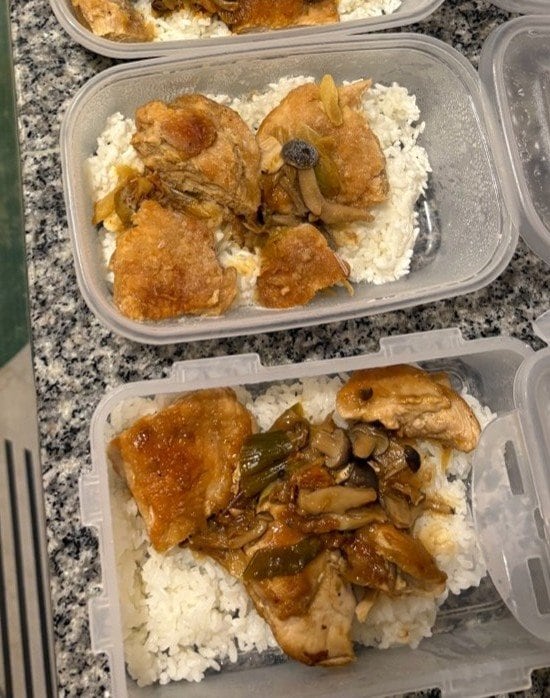 週末に食材を詰めた1週間分の弁当。「今週は鶏むね肉と白米だけ。群を抜いておいしくなかったです（笑）」（写真／Aさん提供）