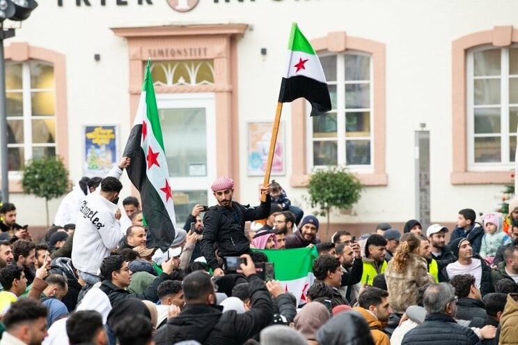 アサド政権の崩壊を祝う市民たち