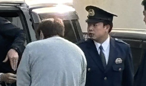 移送される柳瀬容疑者