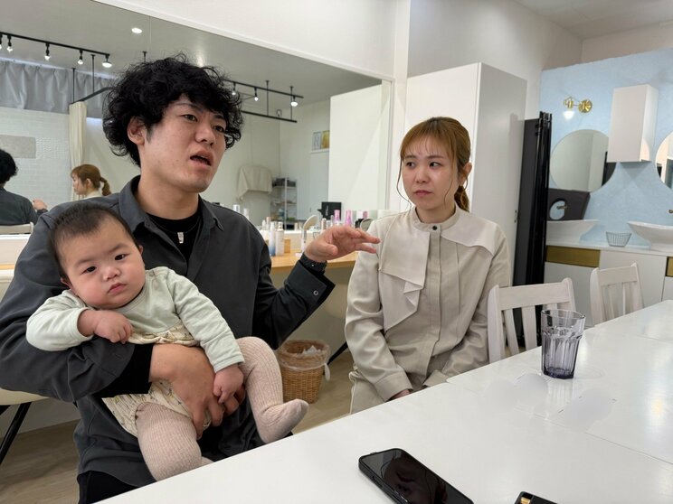 取材に応じる阿部さん夫婦（撮影／集英社オンライン）
