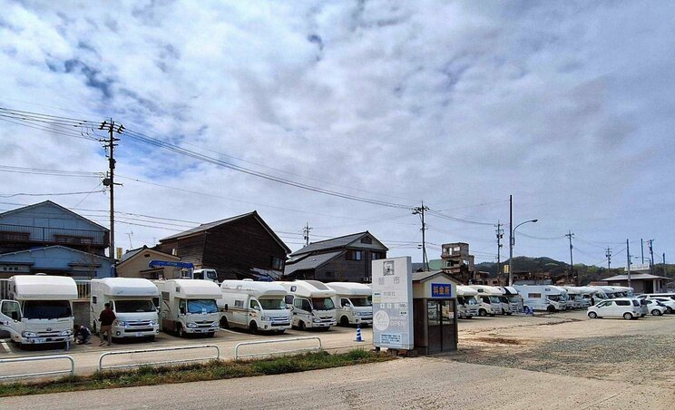 〈能登半島地震から4カ月〉倒壊した家屋の前に並べられた猫の置物の理由、ガレキに供えられた花…家も職も失った酒屋店主は「最近1番うれしかったことは仮設住宅に入れたこと」　_32