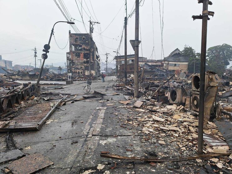 「離れろっ！」余震のなか響く消防隊員の叫び…焼け野原となった町、倒壊した建物、塞がれた道…能登半島地震の爪痕〈迫る“発生から72時間”と決死の救助活動〉_34