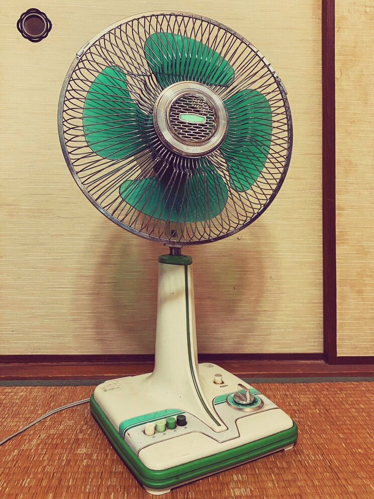 昭和は扇風機まで黄緑（写真／PhotoACより）