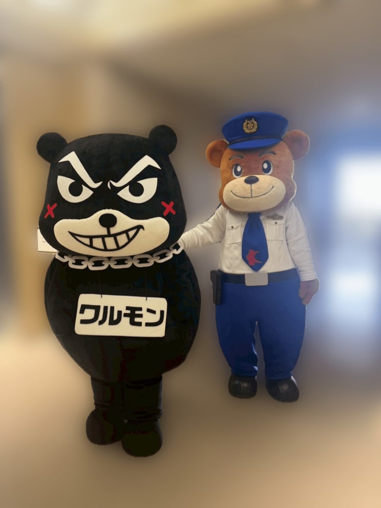 熊本県警のシンボルマスコットのゆっぴーに捕まるワルモン