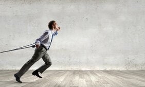 〈実話・ブラック社畜の生活〉プレゼンで1カ月休みなし、山奥のロケ撮影で深夜3時起きも手取り16万。「何のために生きてるんですか？」に社畜の答えとは