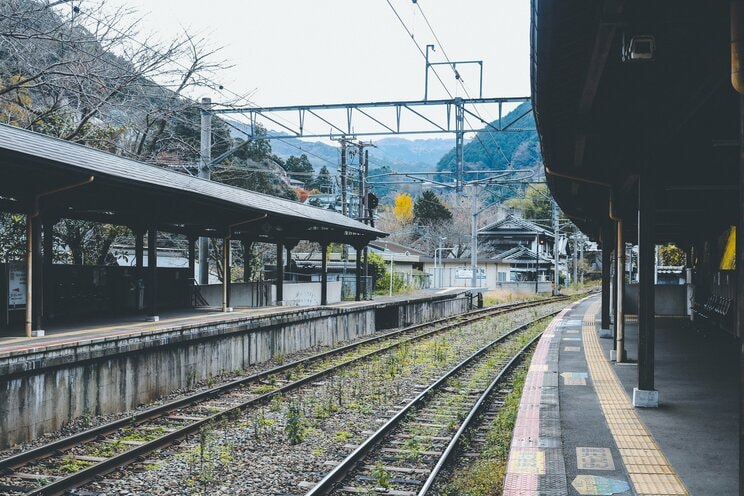 デベロッパーは埼玉県では浦和や大宮、千葉県では市川や船橋といった、都心へのアクセスが良く、共働きのパワーカップルに選ばれるようなエリアに絞って開発。逆に急行や快速が止まらない駅などでは、真っ先に開発候補から脱落するようになる