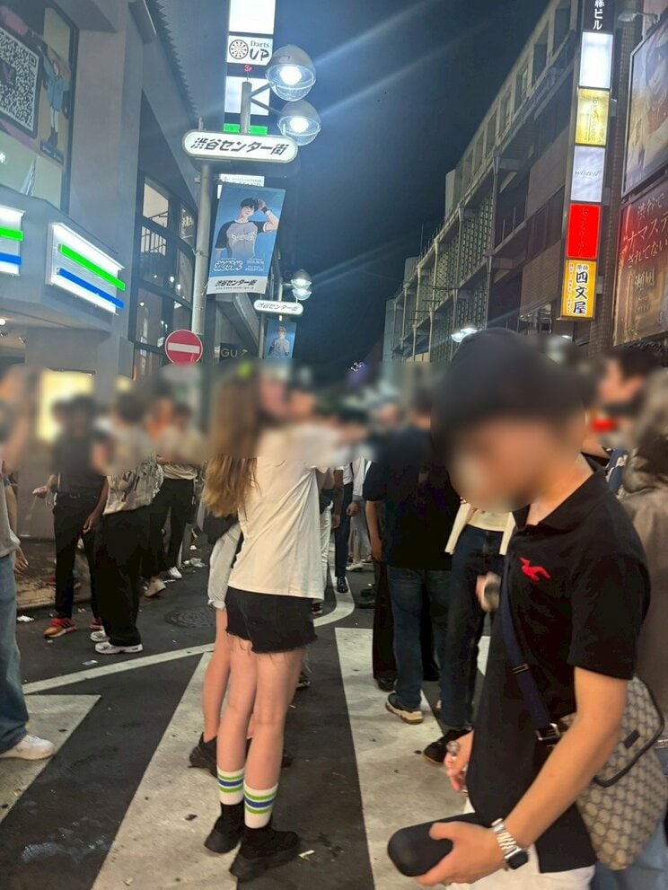 路上でボトルを一気飲みする外国人（撮影／集英社オンライン）
