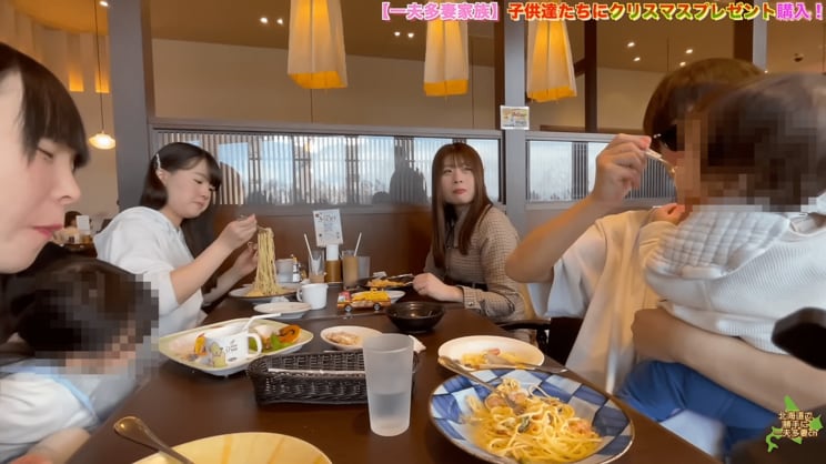 3人の夫人、2人の子どもと食事をする渡部さん（本人YouTubeチャンネルより）