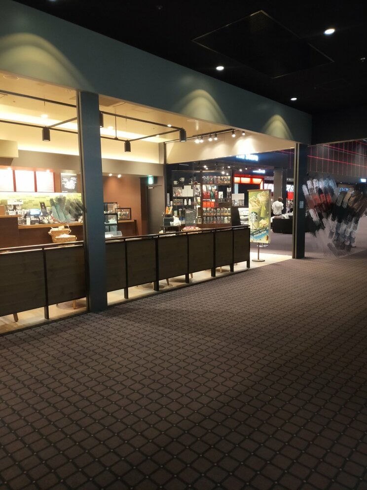 実際のスタバの店舗の様子 店を出たすぐそこにTOHOシネマズが（写真／読者提供）